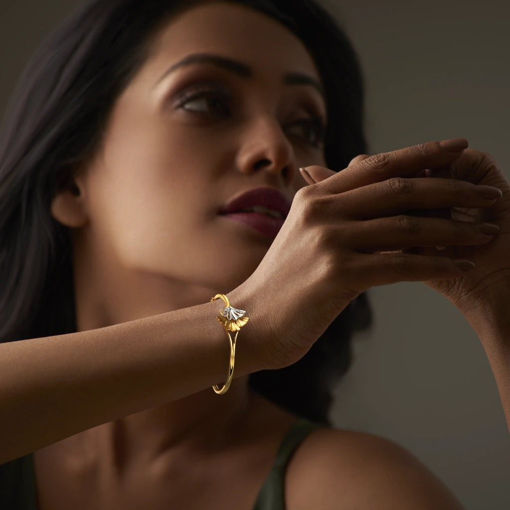 The Sansa Oval Bangle